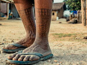 Снимки на последните татуирани жени от племето Тару