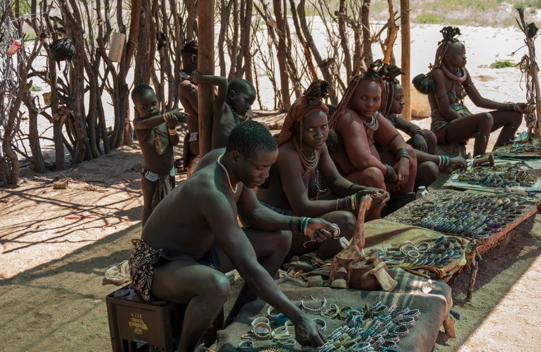 Мъжете от това племе, черпят гостите си с жените си - като им дават да спят с тях