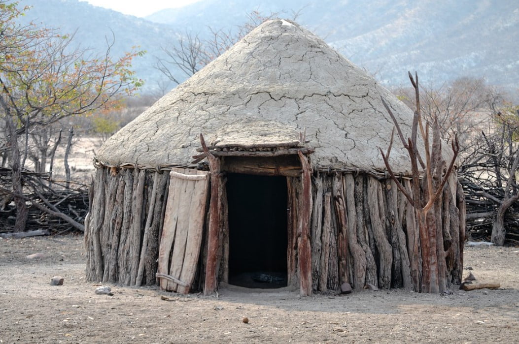 Мъжете от това племе, черпят гостите си с жените си - като им дават да спят с тях