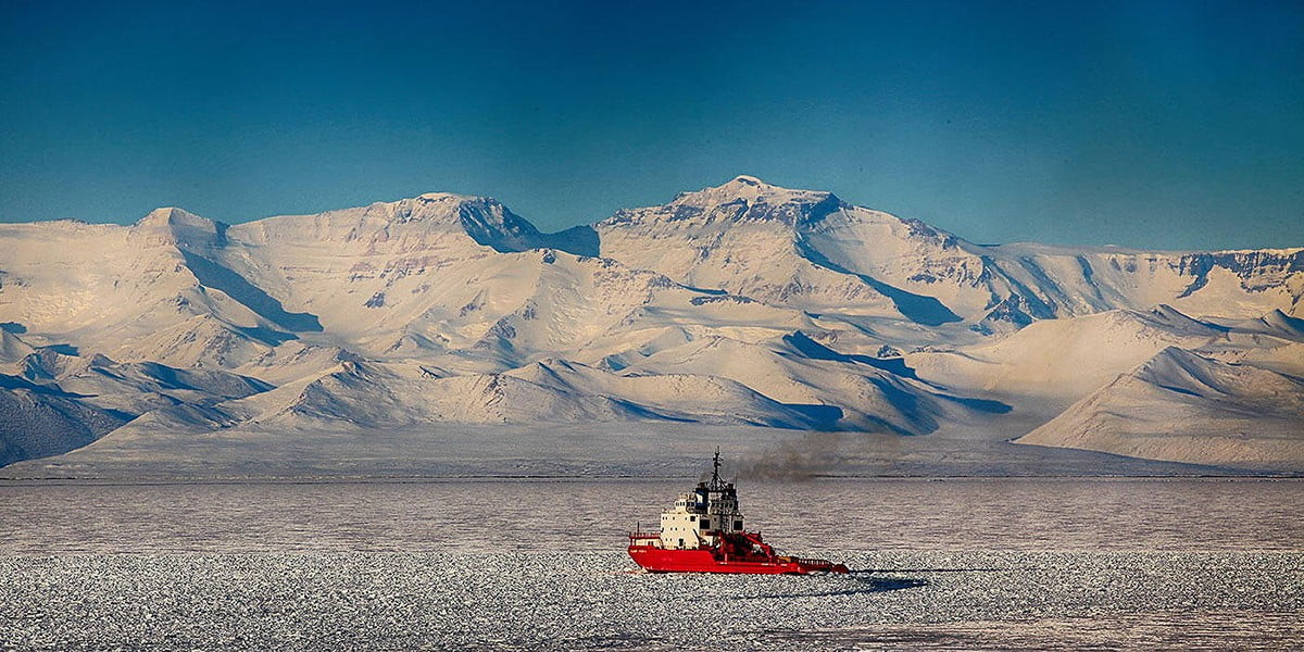 Великолепната Антарктида през очите на Девън Строс