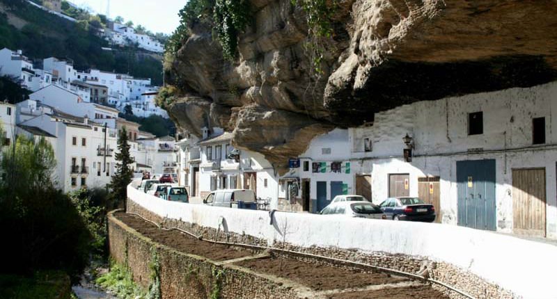 Изумителният Setenil de las Bodegas – градът в скалата