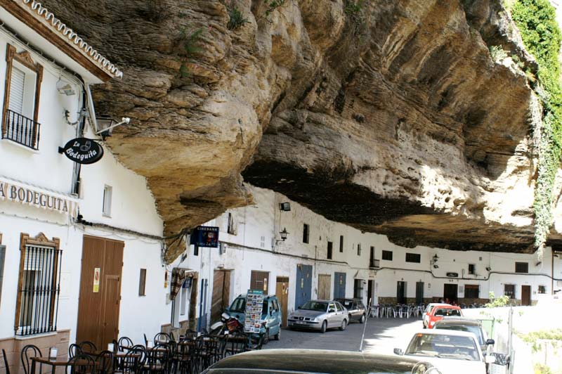 Изумителният Setenil de las Bodegas – градът в скалата