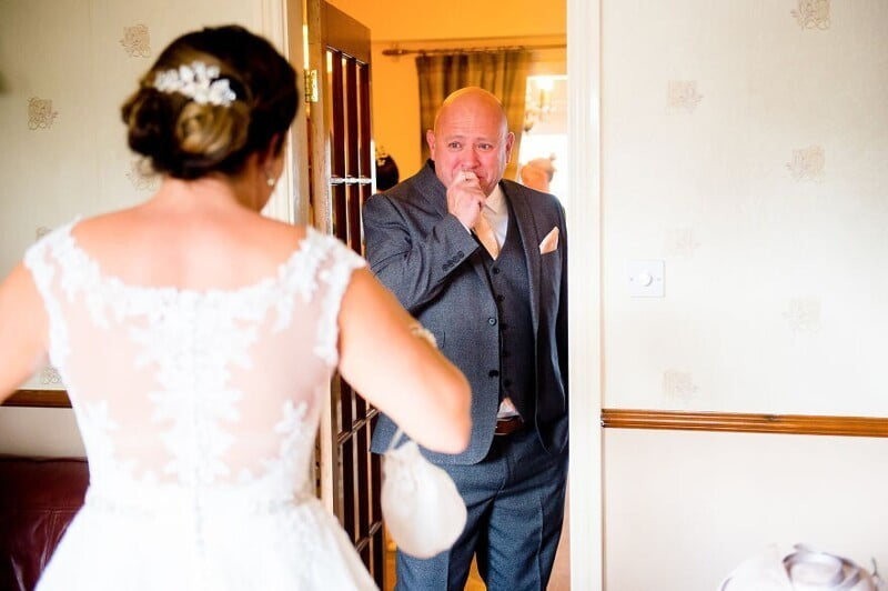 26 трогателни снимки на бащи, които не сдържаха емоцията си на сватбата на дъщеря си