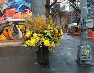 Престъпление или изкуство - цветя по улиците на Ню Йорк го преобразяват напълно