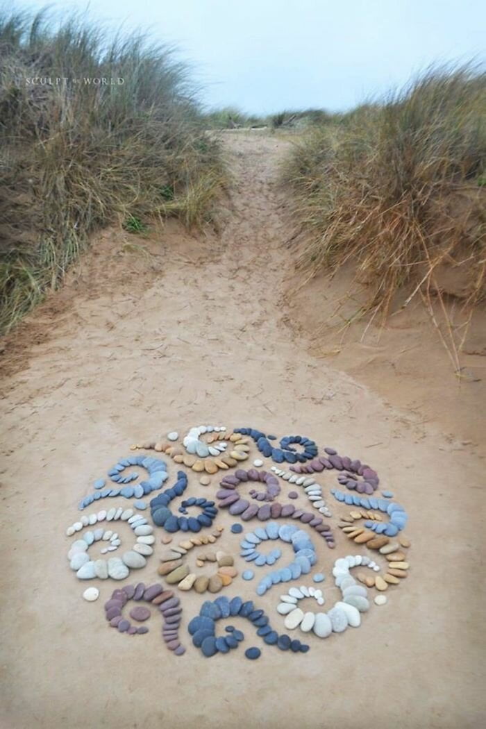 Художник създава настроение с изумителните си каменни произведения на плажа