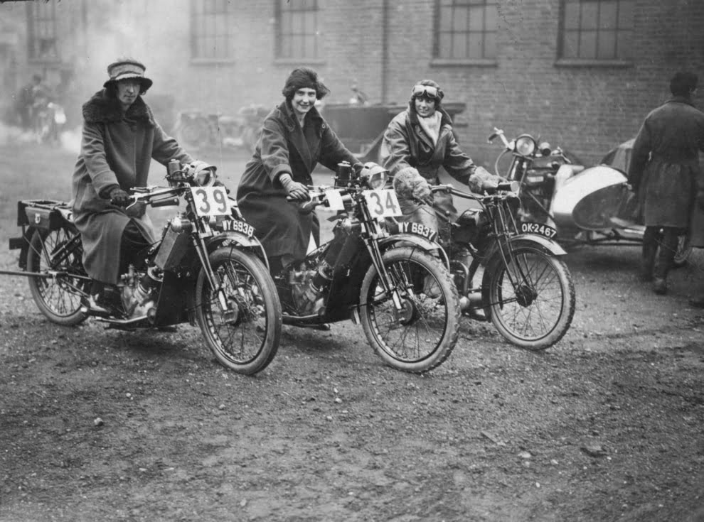 Винтидж снимки на готини момичета на мотори