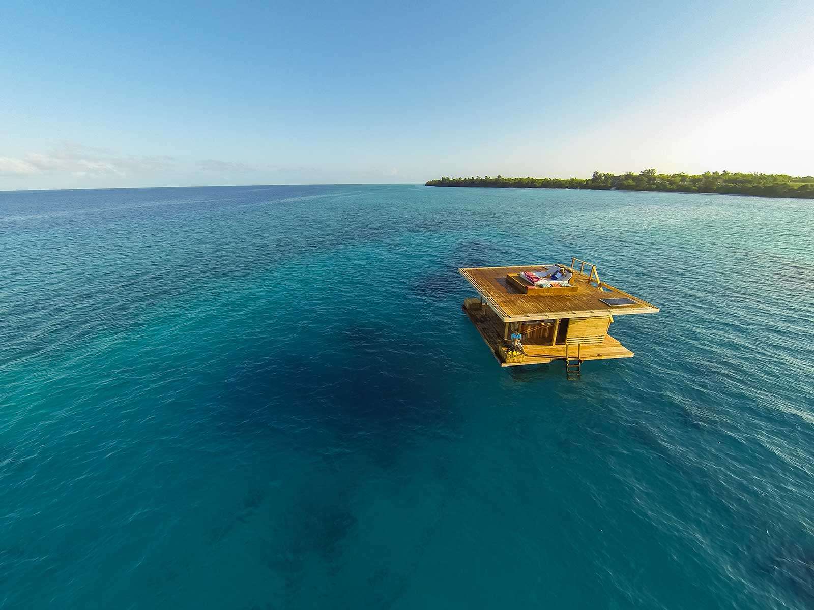 floating-house-Manta-resort