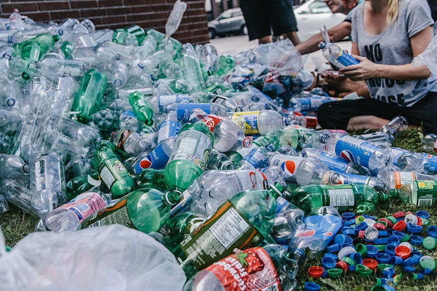 Русалки плуват в 10 000 пластмасови бутилки, за да покажат колко замърсяваме океана