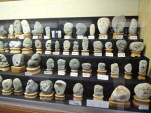 В Япония има музей за камъни, които приличат на човешки лица