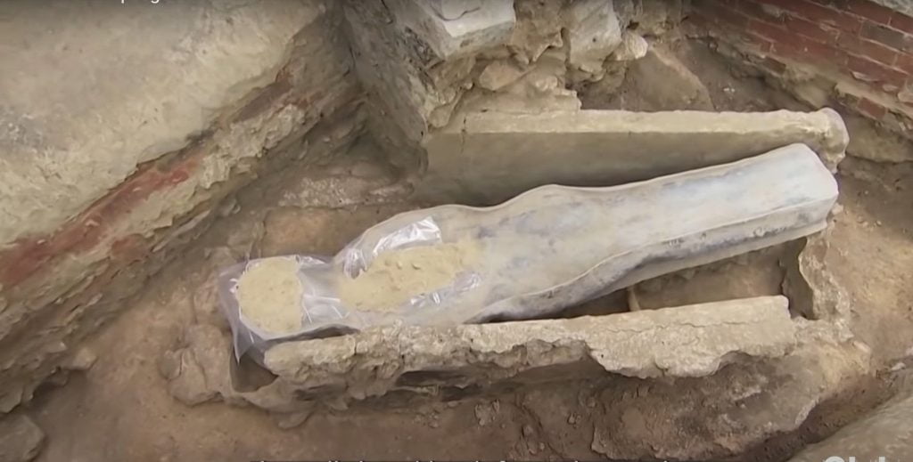 Откриха древен саркофаг под катедралата Нотр Дам