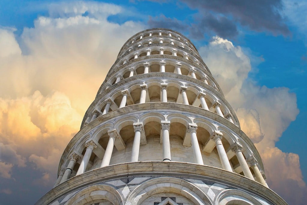 Какво има вътре в Наклонената кула в Пиза и защо всъщност не пада