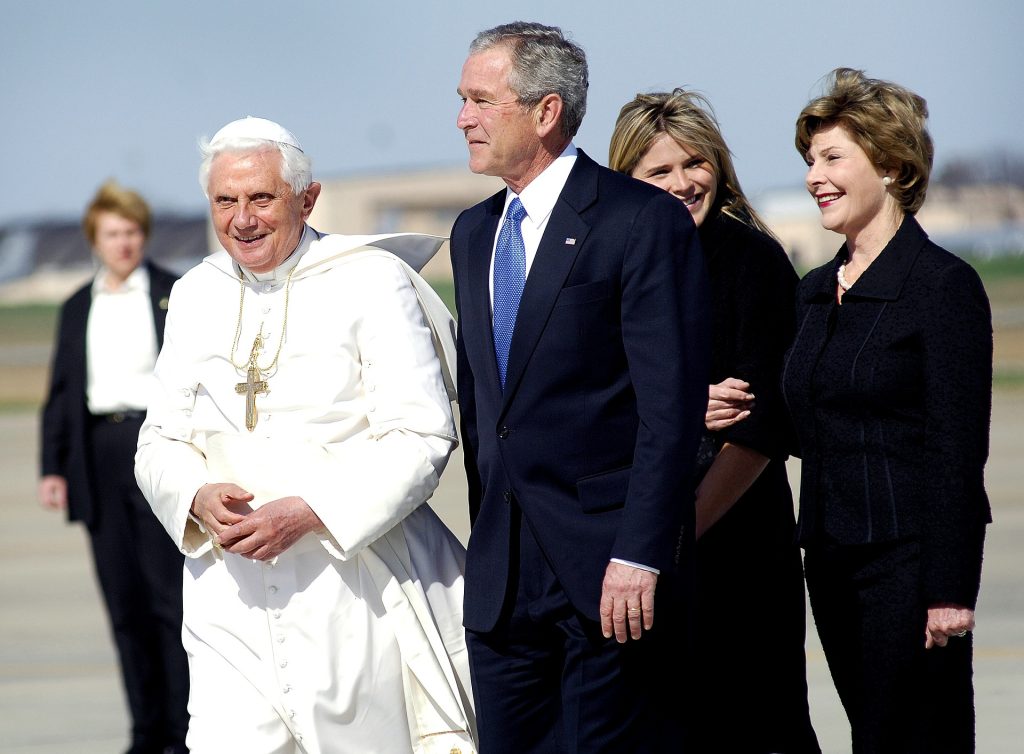 От целия свят, само 7 жени имат право да носят бяло пред папата