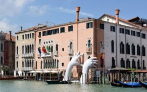 Огромни ръце излизат от канал във Венеция, за да обърнат внимание на промените в климата
