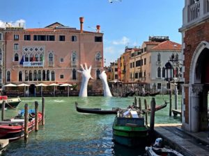 Огромни ръце излизат от канал във Венеция, за да обърнат внимание на промените в климата