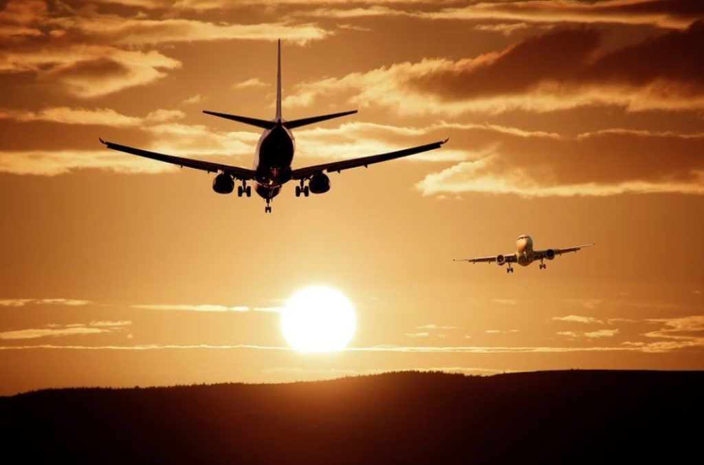 Самолетите издържат на удар от светкавица: 11 факта за пътуването с тези машини