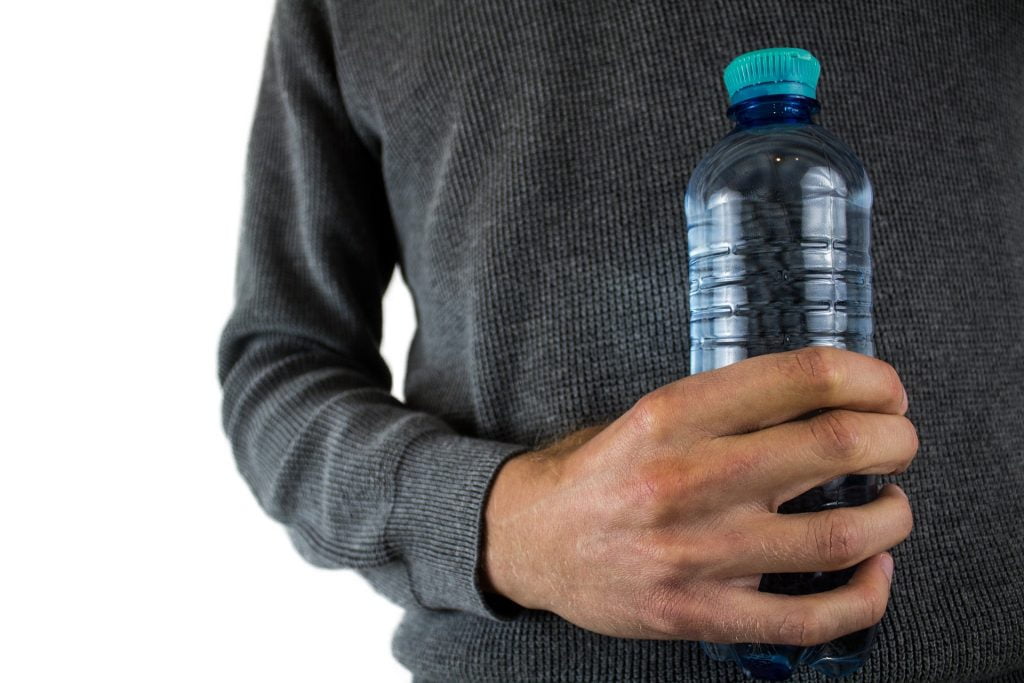 Защо не бива да пием вода от пластмасова бутилка?