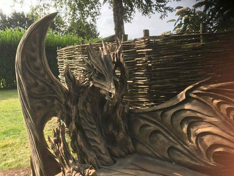 Тази невероятна драконова пейка е била издълбана с помощта на резачка