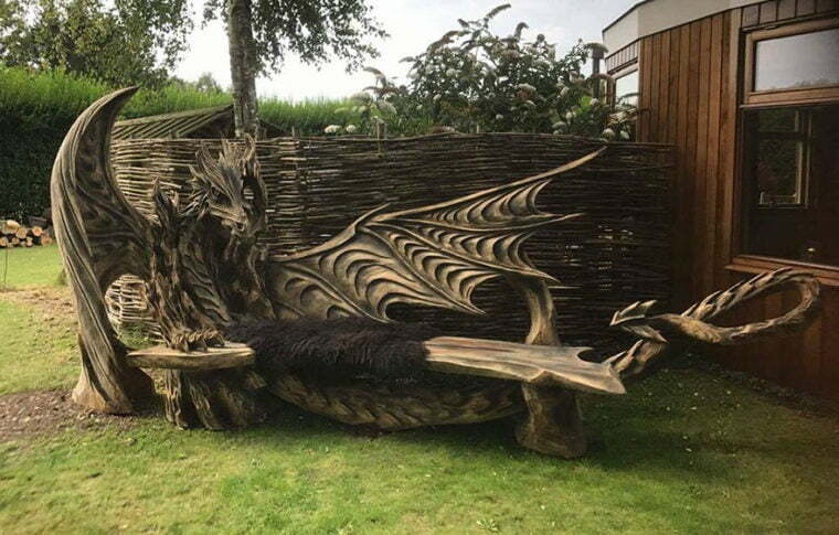 Тази невероятна драконова пейка е била издълбана с помощта на резачка