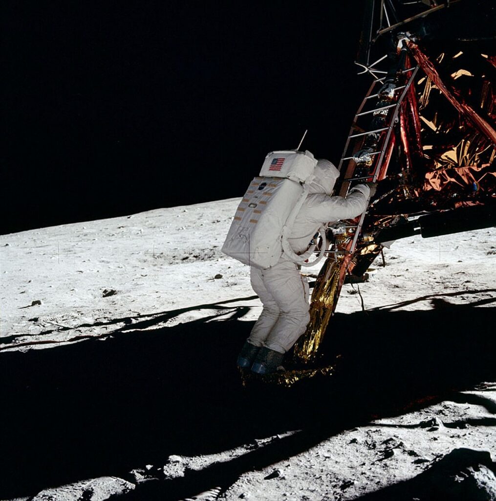 Шест пъти кацаха хора на Луната, 54 години по-късно невярващите се увеличават<br>