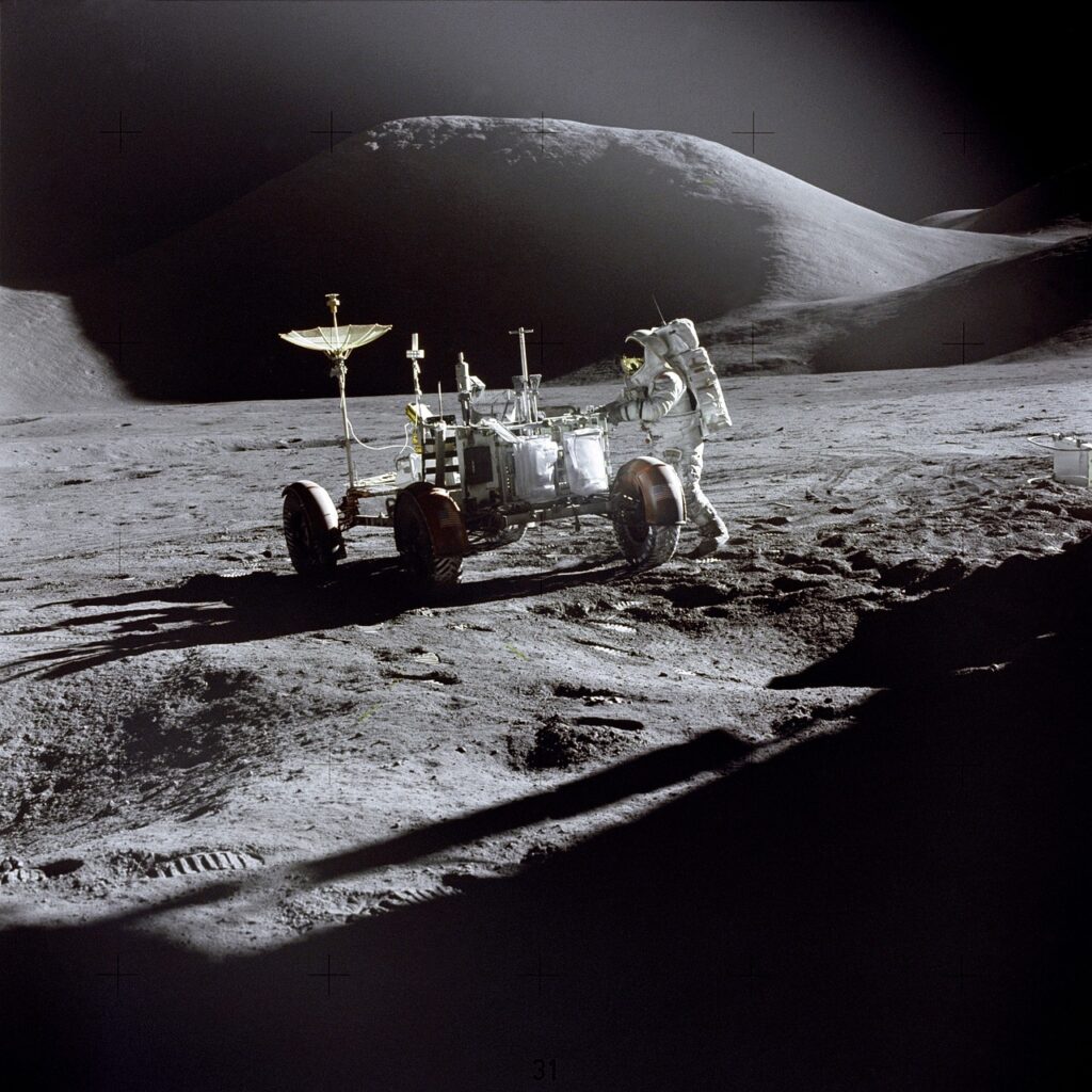 Шест пъти кацаха хора на Луната, 54 години по-късно невярващите се увеличават<br>