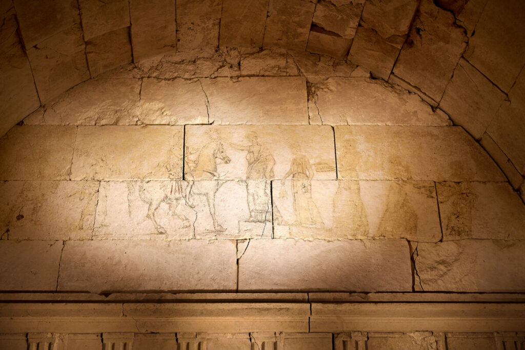 сцената с конника, свещари, гробница