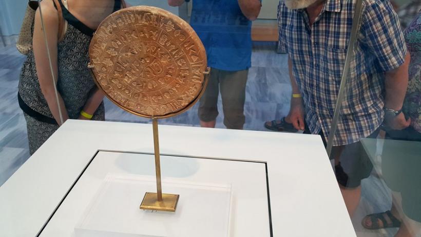 Дискът от Фестос, древен глинен артефакт с неразчетени символи, изложен в музея в Ираклион